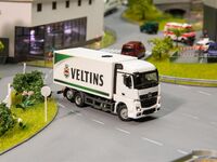 Faller - 161320 - Car System Digital LKW MB Actros Streamspace Kofferaufbau Veltins Getränke (HERPA)