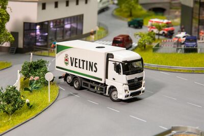 Faller - 161320 - Car System Digital LKW MB Actros Streamspace Kofferaufbau Veltins Getränke (HERPA) - Artikelbild
