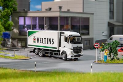 Faller - 161439 - LKW MB Actros Streamspace Kofferaufbau Veltins Getränke (HERPA) - Artikelbild
