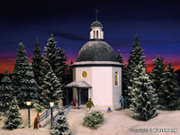 Vollmer H0 - 42412 - H0 Stille-Nacht-Gedächtniskapelle mit LED- Beleuchtung und Kunstschnee, Funktionsbausatz