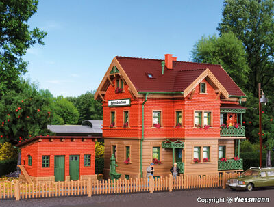 Vollmer H0 - 43529 - H0 Bahnwärterhaus Esslingen mit Hühnerstall und Gartenzaun - Artikelbild