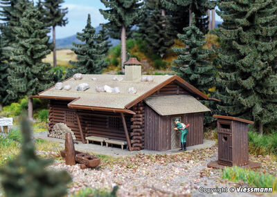 Vollmer H0 - 43708 - H0 Jagdhütte mit Brunnen und Häuschen mit Herz - Artikelbild