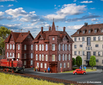 Vollmer H0 - 43807 - H0 Eisenbahner-Wohnhaus, Eckhaus - Artikelbild