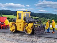 Kibri H0 - 11558 - H0 BOMAG Walze mit Splittstreuer BS 180