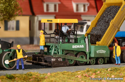 Kibri H0 - 11658 - H0 DEMAG Straßendeckenfertiger DF120P SchwarzBau - Artikelbild