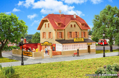 Kibri N - 37114 - N Gasthaus zur Eisenbahn mit Biergarten - Artikelbild
