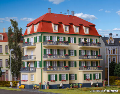 Kibri H0 - 38354 - H0 Mehrfamilienhaus mit Balkon - Artikelbild