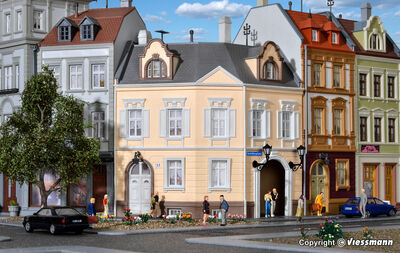 Kibri H0 - 38387 - H0 Haus am Schillerplatz - Artikelbild