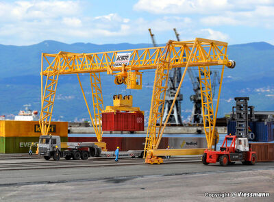 Kibri H0 - 38530 - H0 DEMAG Containerkran - Artikelbild