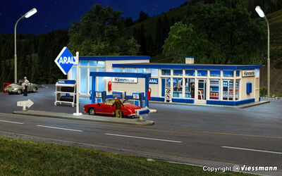 Kibri H0 - 38544 - H0 Historische ARAL Tankstelle inkl. LED-Beleuchtung, Funktionsbausatz - Artikelbild