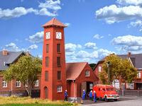 Kibri H0 - 39210 - H0 Feuerwehrhaus Bahlburg-Lüneburg mit Fahrzeug Ford FK 2500