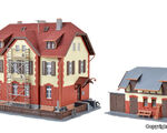 Kibri H0 - 39315 - H0 Eisenbahner-Wohnhaus mit Baugerüst und Nebengebäude - Artikelbild