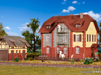 Kibri H0 - 39315 - H0 Eisenbahner-Wohnhaus mit Baugerüst und Nebengebäude