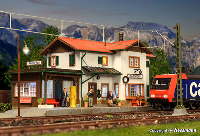 Kibri H0 - 39496 - H0 Bahnhof Maienfeld inkl. Hausbeleuchtungs- Startset - Artikelbild