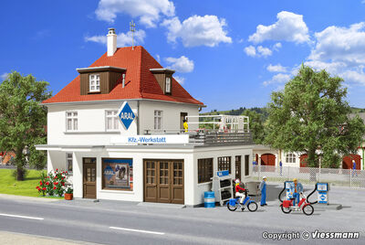 Kibri H0 - 38202 - H0 Wohnhaus mit Werkstatt - Artikelbild