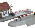 Faller H0 - 120174 - Bahnübergang mit Schrankenwärterhaus - Artikelbild