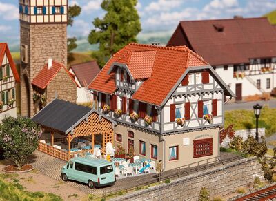 Faller H0 - 130438 - Gasthaus Sonne mit Laube - Artikelbild