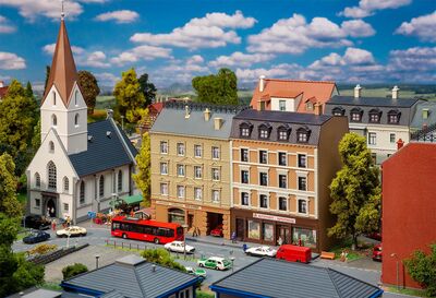 Faller N - 232384 - Stadthäuser mit Apotheke und Delikatessenhandel - Artikelbild