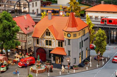 Faller H0 - 130649 - Rathaus mit Feuerwehrgarage - Artikelbild