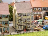 Faller N - 232175 - Altstadthaus mit Gerüst