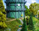 Faller H0 - 130157 - Gasometer mit Rohrleitungen - Artikelbild