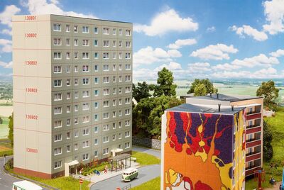 Faller H0 - 130801 - Plattenbau P2 Basispackung - Artikelbild